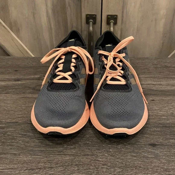 Adidas Women's Gray and Pink Running Shoes 7.5 - Picture 2 of 9
